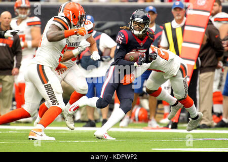 Houston, Texas, USA. 15 Okt, 2017. Houston Texans wide receiver Fuller (15) entzieht sich Verteidiger, während mit dem Ball nach einem Pass Rezeption im dritten Quartal ein NFL regular season Spiel zwischen den Houston Texans und der Cleveland Browns an NRG Stadion in Houston, TX am 15. Oktober 2017. Credit: Erik Williams/ZUMA Draht/Alamy leben Nachrichten Stockfoto