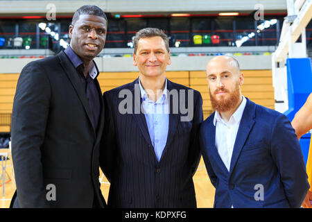 London Lions professional Basketball team Head Coach Mariusz Karol (m) und Assistent Trainer Laurent Irish (l) und N. Lawry (r) Lächeln nach Kupfer, Arena, London, UK win Stockfoto