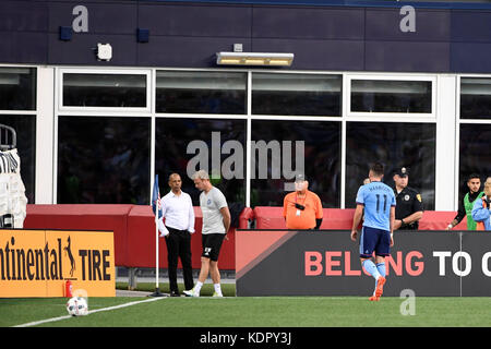 Foxborough Massachusetts, USA. 15 Okt, 2017. New York City FC-mittelfeldspieler Jack Harrison (11) verlässt die Tonhöhe nach während der MLS-Spiel zwischen New York City FC und der New England Revolution ausgeworfen wird am Gillette Stadium in Foxborough Massachusetts statt. New England besiegt New York City 2-1. Eric Canha/CSM/Alamy leben Nachrichten Stockfoto