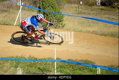 Oktober 14, 2017 - Französische nationale Meister, Caroline Manni, rundet eine der letzten Kurven der Verwindung Korkenzieher Abschnitt der US Open von Cyclocross, Valmont Bike Park, Boulder, Colorado. Stockfoto