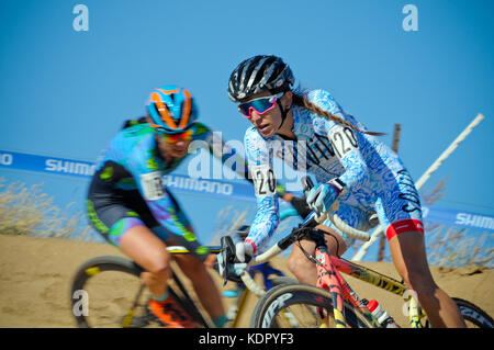 Oktober 14, 2017 - Frauen elite Radfahrer brauchen volle Konzentration die steilen zu navigieren und Verdrehen des Korkenzieher Abschnitt der US Open von Cyclocross, Valmont Bike Park, Boulder, Colorado. Stockfoto