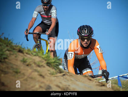 Oktober 14, 2017 - Frauen elite Radfahrer brauchen volle Konzentration, wie sie die steilen und schwierigen Weg - Sturz Abschnitt der US Open von Cyclocross eingeben, Valmont Bike Park, Boulder, Colorado. Stockfoto