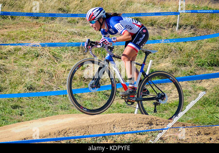 Oktober 14, 2017 - Französische nationale Meister, Caroline Manni, nimmt die Geschwindigkeit nach dem Verdrehen Korkenzieher Abschnitt der US Open von Cyclocross, Valmont Bike Park, Boulder, Colorado. Stockfoto