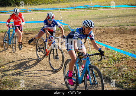 Oktober 14, 2017 - Französische nationale Meister, Caroline Manni (Mitte), mountet ihr Fahrrad als Sie verlässt eine der tiefen Sandkasten Abschnitte der US Open von Cyclocross, Valmont Bike Park, Boulder, Colorado. Stockfoto