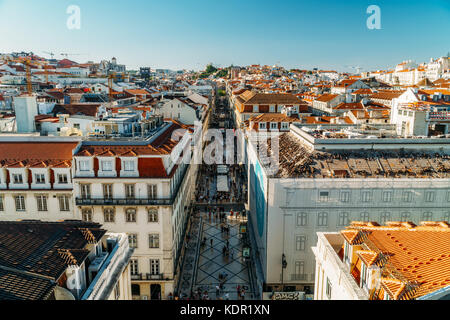 Lissabon, Portugal - 11. August 2017: Luftaufnahme von Lissabon in Portugal von der Rua Augusta Triumphbogen Aussichtspunkt. Stockfoto