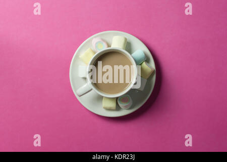 Heiße Schokolade mit Marshmallows in einem keramischen Cup auf rosa Papier Hintergrund Stockfoto