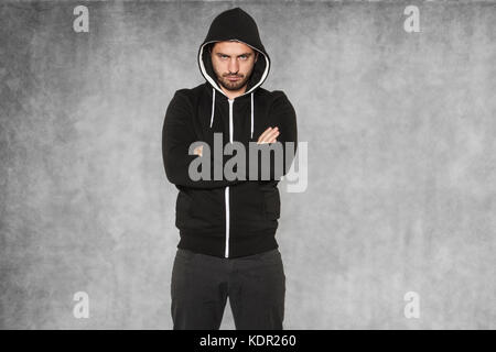 Der schwarz gekleidete Hooligan ist sehr zuversichtlich Stockfoto