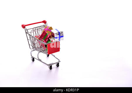 Warenkorb auf weißem Hintergrund mit Geschenkboxen Stockfoto