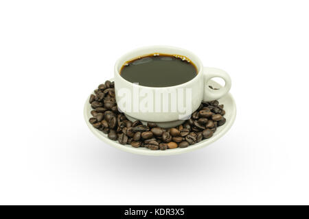 Weiße Tasse mit Kaffee Bohnen, auf weißem Hintergrund Stockfoto