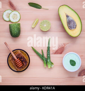 Hausgemachte Hautpflege und Körperpeeling mit natürlichen Zutaten Avocado, Aloe vera, Zitrone, Gurke in Scheiben geschnitten, Meersalz, Pfefferminze, Salbei, Avoca Stockfoto