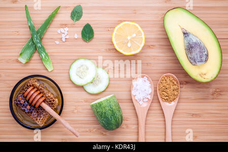 Hausgemachte Hautpflege und Körperpeeling mit natürlichen Zutaten Avocado, Aloe vera, Zitrone, Gurke in Scheiben geschnitten, Meersalz, Pfefferminze Blätter, Kaffee Scrubs und Stockfoto