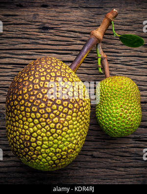 Süße Jack Frucht auf schäbige Holz- Hintergrund. tropische Frucht süß und aromatisch Fruchtfleisch einer reifen Jack Frucht (artocarpus heterophyllus ') lockt Käufer Stockfoto