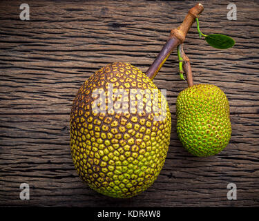 Süße Jack Frucht auf schäbige Holz- Hintergrund. tropische Frucht süß und aromatisch Fruchtfleisch einer reifen Jack Frucht (artocarpus heterophyllus ') lockt Käufer Stockfoto