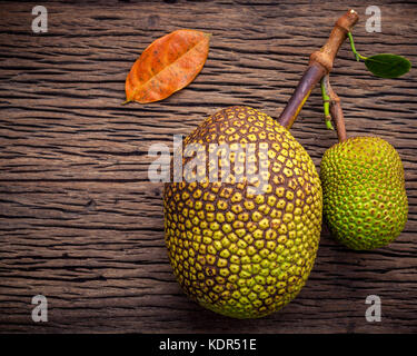 Süße Jack Frucht auf schäbige Holz- Hintergrund. tropische Frucht süß und aromatisch Fruchtfleisch einer reifen Jack Frucht (artocarpus heterophyllus ') lockt Käufer Stockfoto