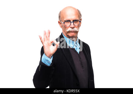 Closeup Portrait von Senior, ausgereifte, glücklich, Lächeln aufgeregt Geschäftsmann geben Daumen bis Schild mit Fingern, auf weißem Hintergrund. positive emo Stockfoto