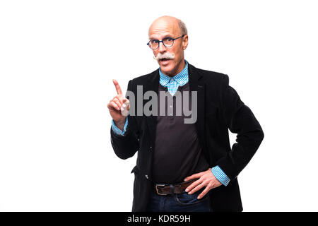 Schöne reife Geschäftsmann in Smart Casual Wear und Brillen ist weg zeigend, in die Kamera schauen und lächeln, auf weissem isoliert Stockfoto