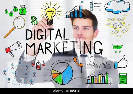 Erfolgreiche Unternehmer zeichnen das digitale Marketing Konzept auf transparentem Glas im Büro Stockfoto