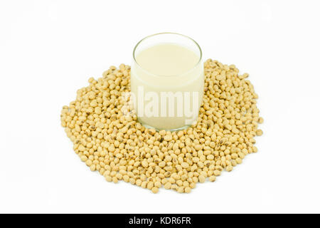 Milch mit Sojabohnen auf weißem Hintergrund. Stockfoto