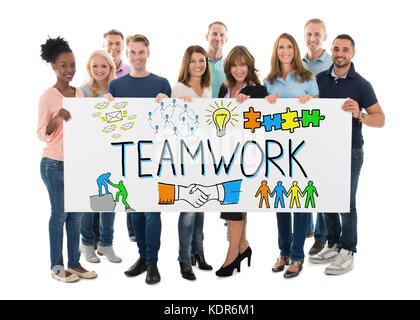 Gruppe von erfolgreichen Menschen holding Banner der Teamarbeit Konzept auf weißem Hintergrund Stockfoto