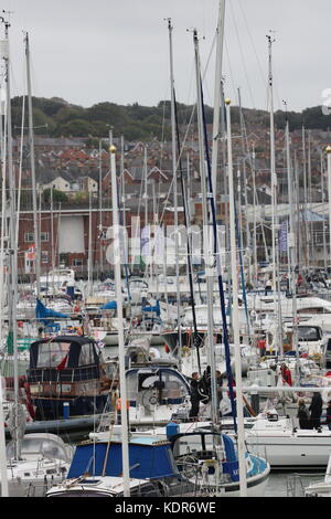 Ein Wald von yacht Masten auf dem Boot in Cowes Hafen, Insel weiß. Stockfoto