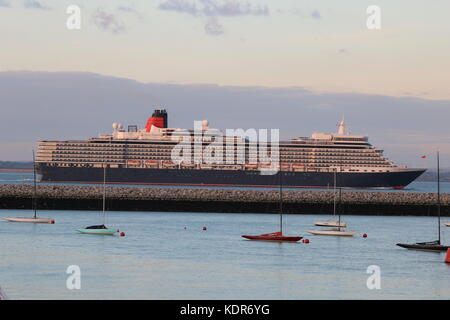 Der cunard Queen Elizabeth Kreuzfahrt Schiff segelt Vergangenheit cowes Wellenbrecher, wie es den Solent auf einer Kreuzfahrt verlässt. Stockfoto