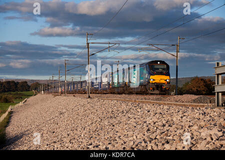 2 Direct Rail Services Klasse 68 Lokomotiven Carnforth Pass mit einem Mossend - Daventry intermodalen Container Freight Zug mit Verbrauchsmaterialien für Tesco Stockfoto