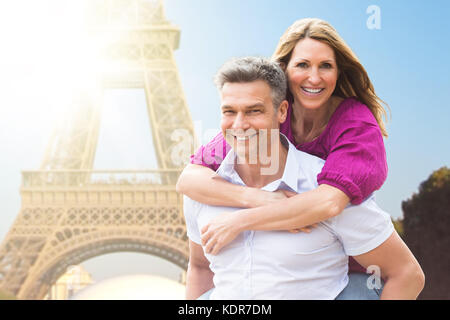 Portrait von glücklichen Mann seine Frau in der Nähe von Eiffelturm Netzwerk zugreift. Stockfoto