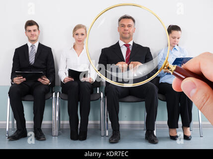 In der Nähe der Person, die Lupe auf der Unternehmer für die Einstellung im Job Stockfoto