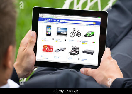 Nahaufnahme der Geschäftsmann entspannen auf der Hängematte, Online Shopping auf digitalen Tablet Stockfoto