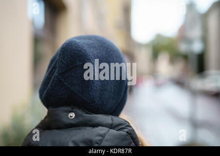 Portrait von Happy jugendlich Mädchen genießt in der Stadt im Herbst Schuß von hinten Stockfoto