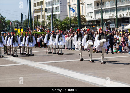 Die Wachablösung vor dem Parlament, Evzonen am Grab des unbekannten Soldaten auf dem Syntagma-Platz in Athen, Griechenland Stockfoto