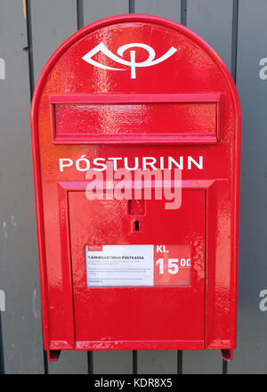 Island posturinn Roter Pfosten schreiben mail box in der isländischen Hauptstadt Reykjavik Stockfoto