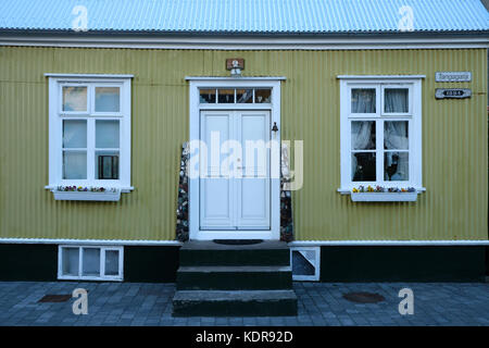 Traditionelle isländische Holz- Gelbes Haus vorne in abgelegenen westfjorden Stadt Isafjordur Island Stockfoto