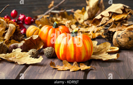Herbst Kürbisse Dekoration mit getrockneten Blätter, Eicheln, Kastanien Stockfoto