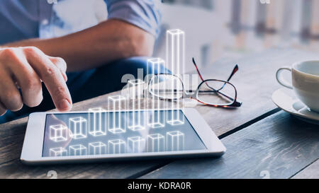 Geschäftsmann Analyse der wachsenden 3d ar Chart schweben über digitale Tablet-PC, wo der erfolgreichen Geschäft Gewinn Stockfoto
