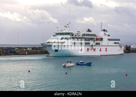 Playa Blanca, Spanien - 13. Dezember 2014: Die Fähre Volcan de Tindaya ARMAS im Hafen von Playa Blanca Lanzarote Kanarische Inseln Spanien. Stockfoto