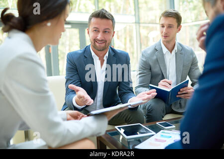 Austausch mit Kollegen Stockfoto