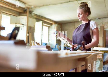 Frau Carpenter Arbeiten im Shop Stockfoto