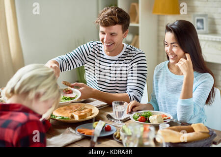 Glückliches Junges Paar am Tisch Stockfoto