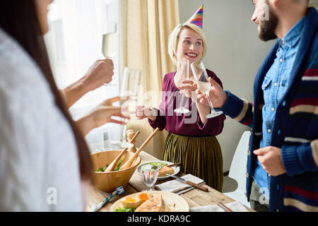 Freunde zusammen feiert Geburtstag Stockfoto