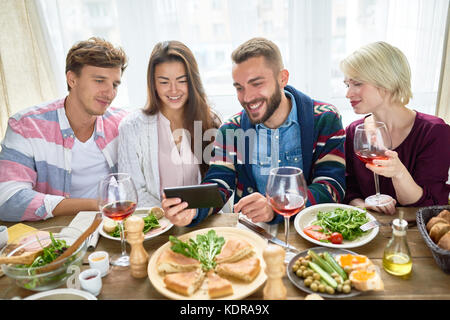 Freunde Video am Tisch Stockfoto