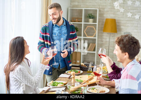 Freunde Schiebeschalter zum Abendessen Stockfoto