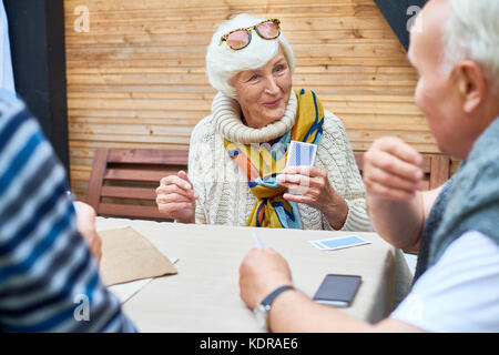 Ältere Dame Karten Spielen mit Freunden Stockfoto