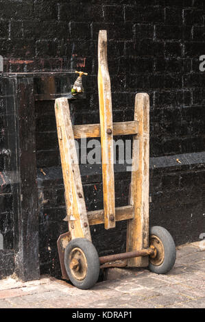 Old Wooden Railway Porter Trolley Stockfoto