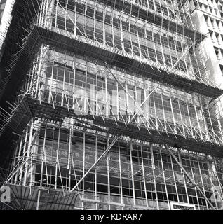 1950, Hong Kong, Asien, historische Abbildung, die den traditionellen Holz, Bambus Gerüst häufig für den Bau von Hochhäusern in der Stadt verwendet. Stockfoto