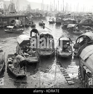 Geschichte der 1950er Jahre, Aktivität auf den chinesischen Dschunken, die im schwimmenden Dorf Aberdeen, im Hafen von Aberdeen, Hongkong, Asien, festgemacht wurden. Stockfoto