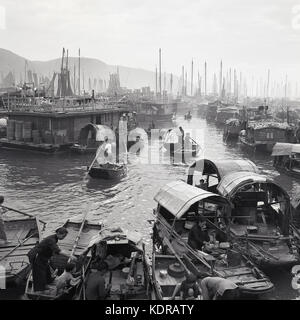 Historisches Bild aus den 1950er Jahren, das die chinesischen Dschunken (Boote) zeigt, die im schwimmenden Dorf Aberdeen, Hongkong, Asien, festgemacht sind. Stockfoto