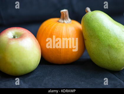 Herbst Ernte von Apfel, Birne und Kürbis Stockfoto