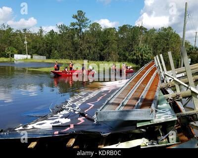 Die Flood Punt-Teams der US-Küstenwache waten ihre Boote während der Such- und Rettungsbemühungen nach dem Hurrikan Irma 12. September 2017 in Hastings, Florida. Stockfoto
