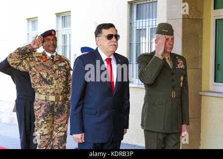 Libyscher Premierminister Fayez al-Sarraj (links) und U. Thomas Waldhauser, der Kommandant des US-Marine-Korps Afrika-Kommandos, ehrt vor einem Treffen im Hauptquartier des US-Afrikakommandos am 5. April 2017 in Stuttgart. Stockfoto